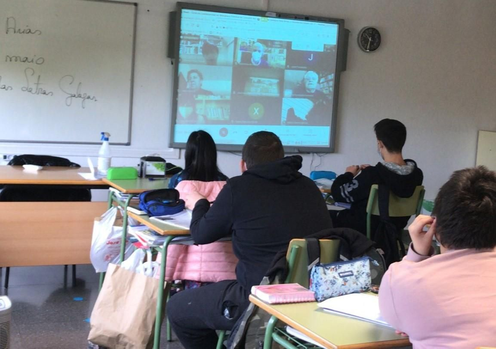 Alumnos dos centros educativos de Verín na videoconferencia. (Foto: cedida).