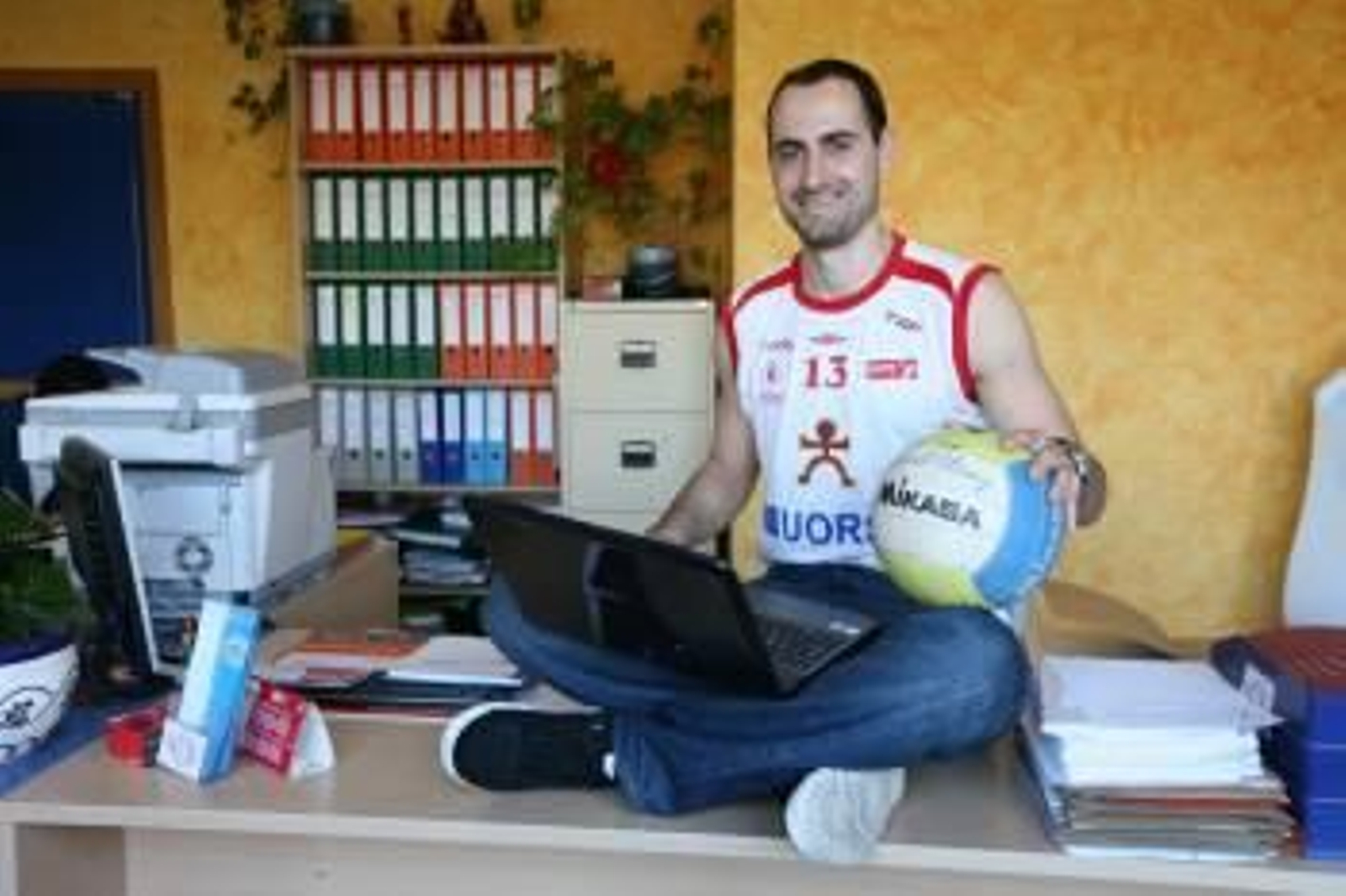 El jugador del Uorsa Vigo Eduardo Rodríguez Fernández-Arroyo, en una de las oficinas de Geasernova-Instalaciones Mateu S.L. Foto: Nuria Currás