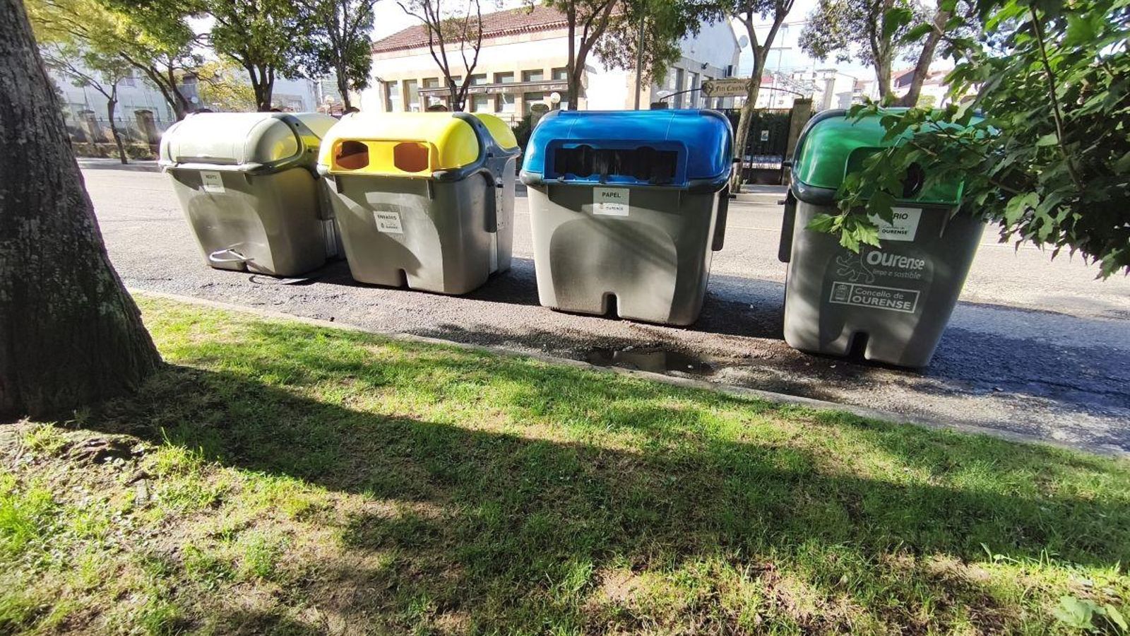 Contenedores de basura mal colocados.