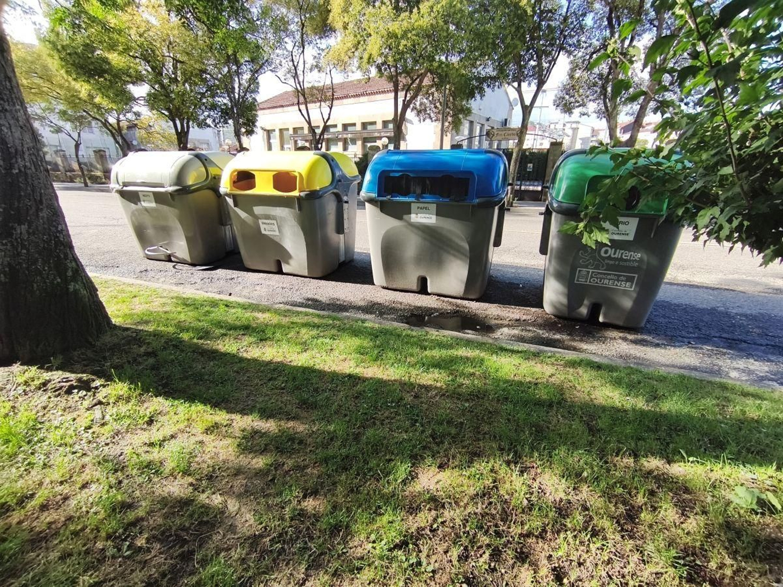 Contenedores de basura mal colocados.