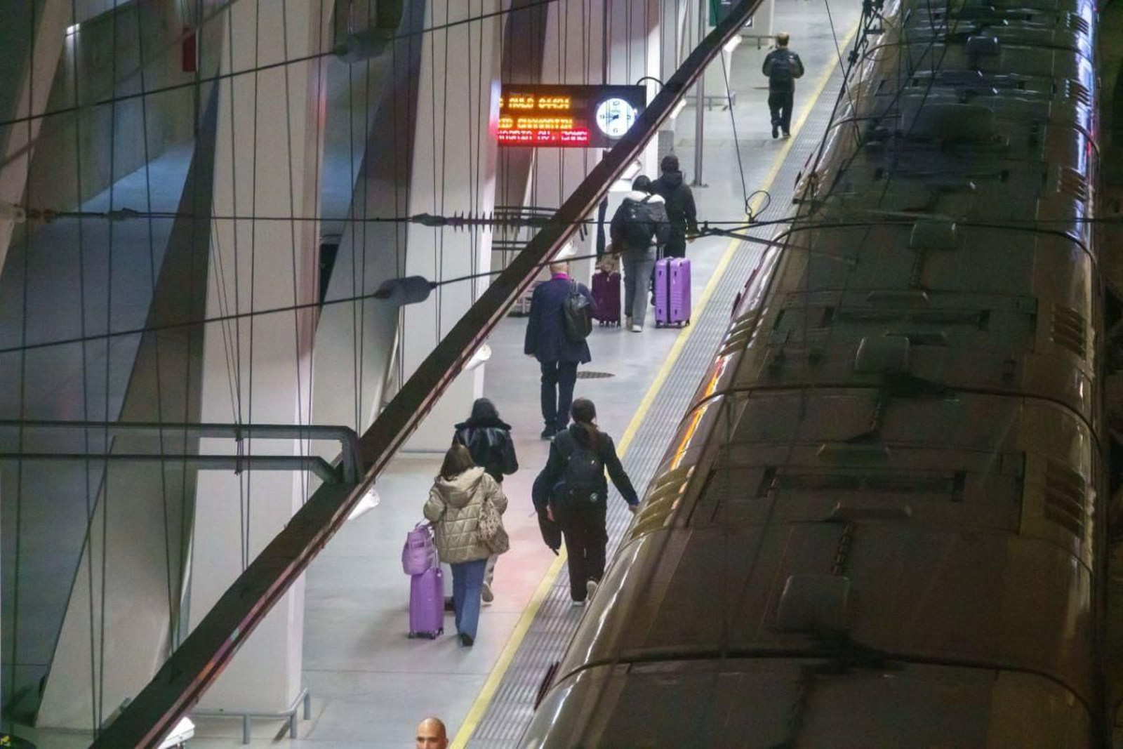 Usuarios del Eje Atlántico transitan por las dársenas de la estación de Urzaiz