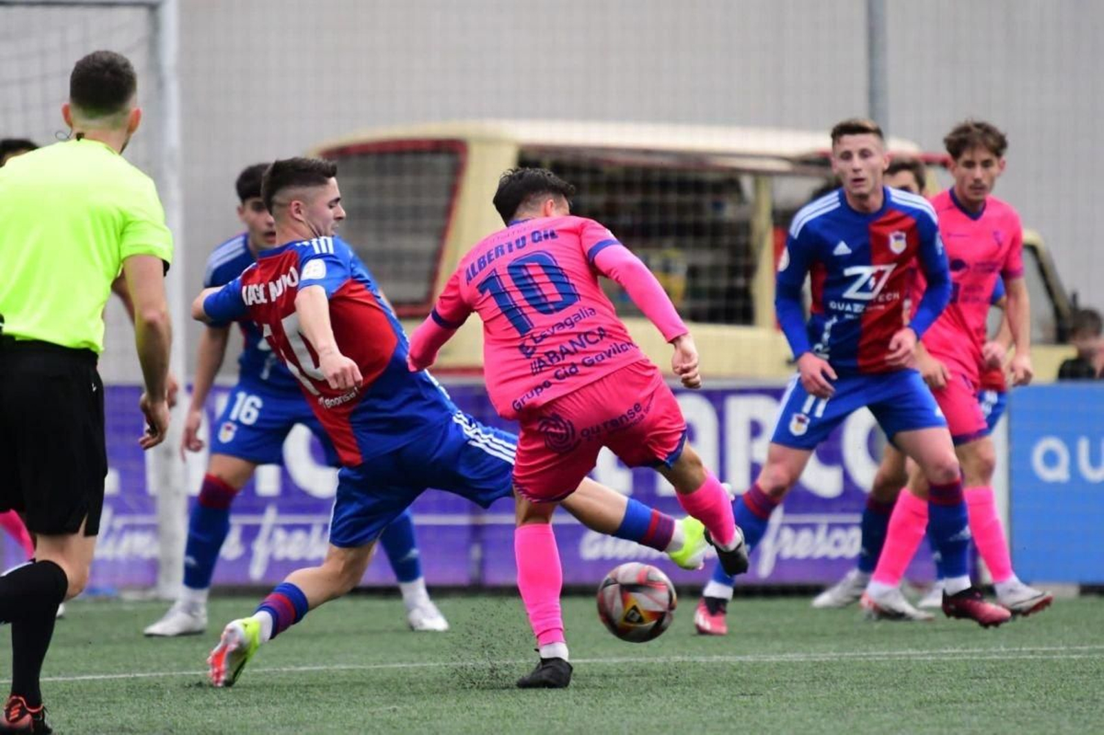 El extremo del Ourense CF Alberto Gil protege la pelota ante Iago Novo, mediapunta del Langreo.