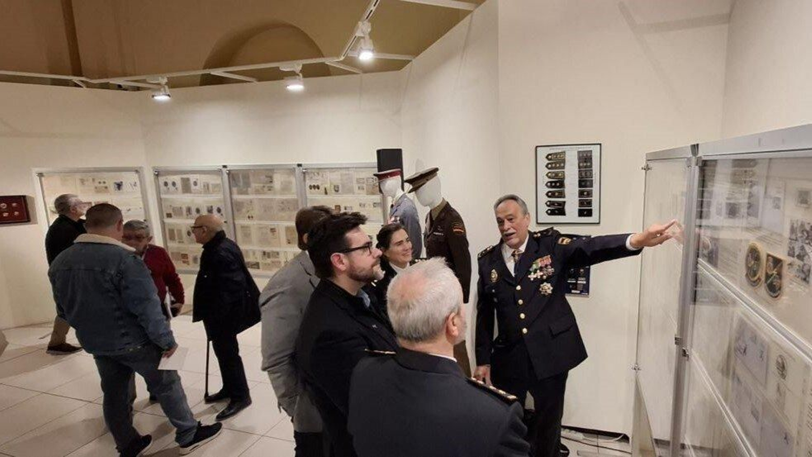 Manuel Morán comenta varias piezas de la exposición.