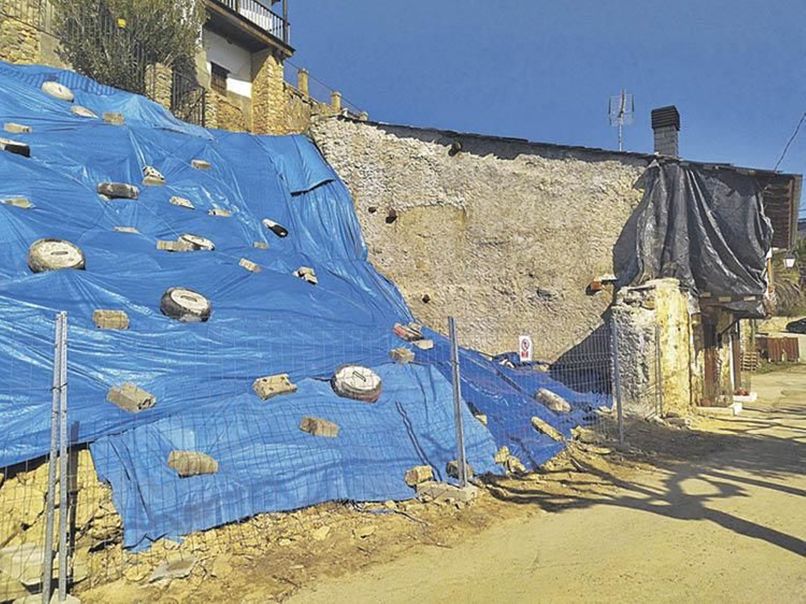 Una luna cubre las ruinas y piedras que lindan con la casa. J.C.