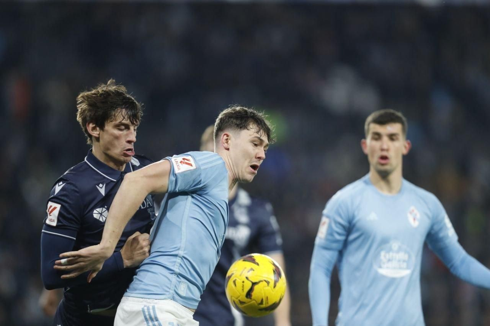 Larsen pelea por el balón.