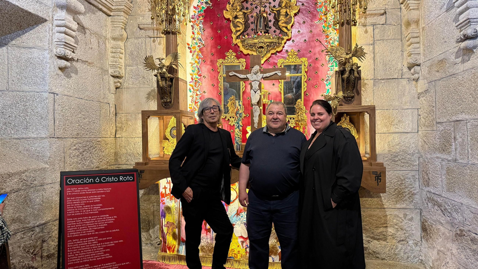 Fernando Barreira, Edelmiro Mateo y Modesta Rúa, en la “Capilla Barreira” de Bousés (Oímbra).