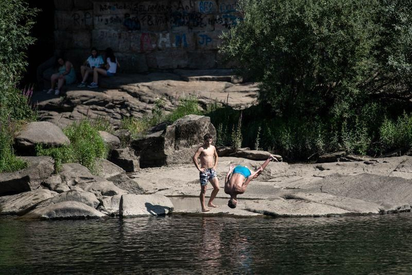 Los más jóvenes se dieron un chapuzón en el Miño (ÓSCAR PINAL)