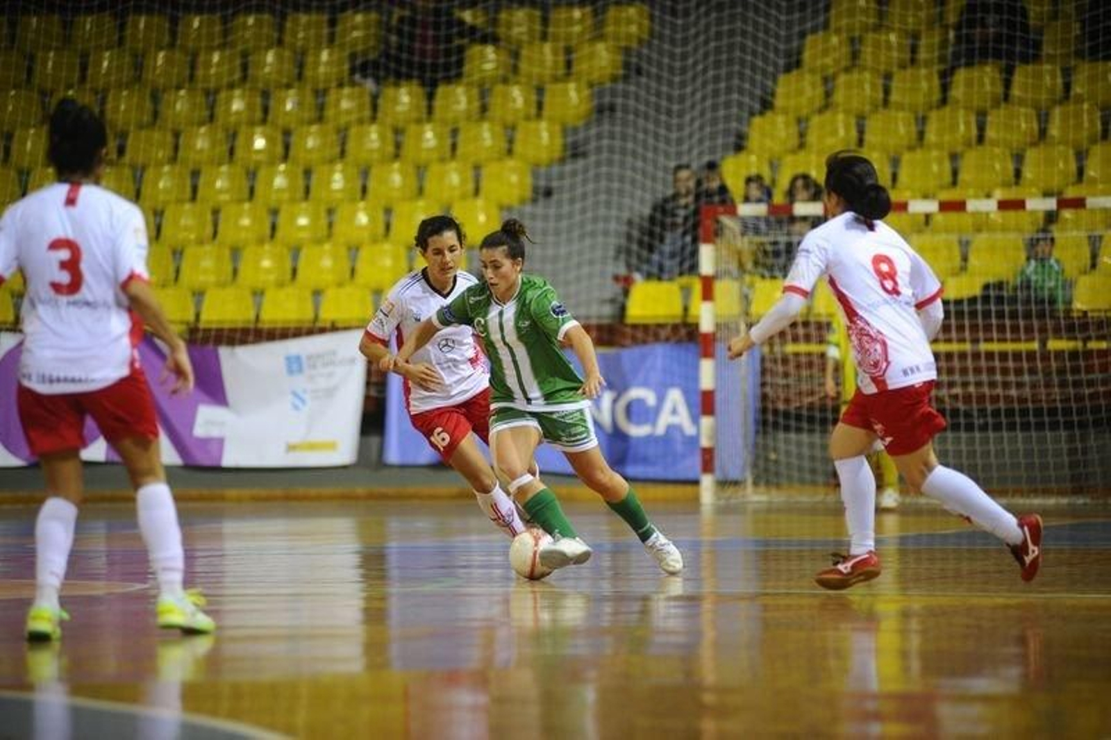 María Arias regatea a una rival y trata de marcharse hacia la portería del Leganés (MARTIÑO PINAL).