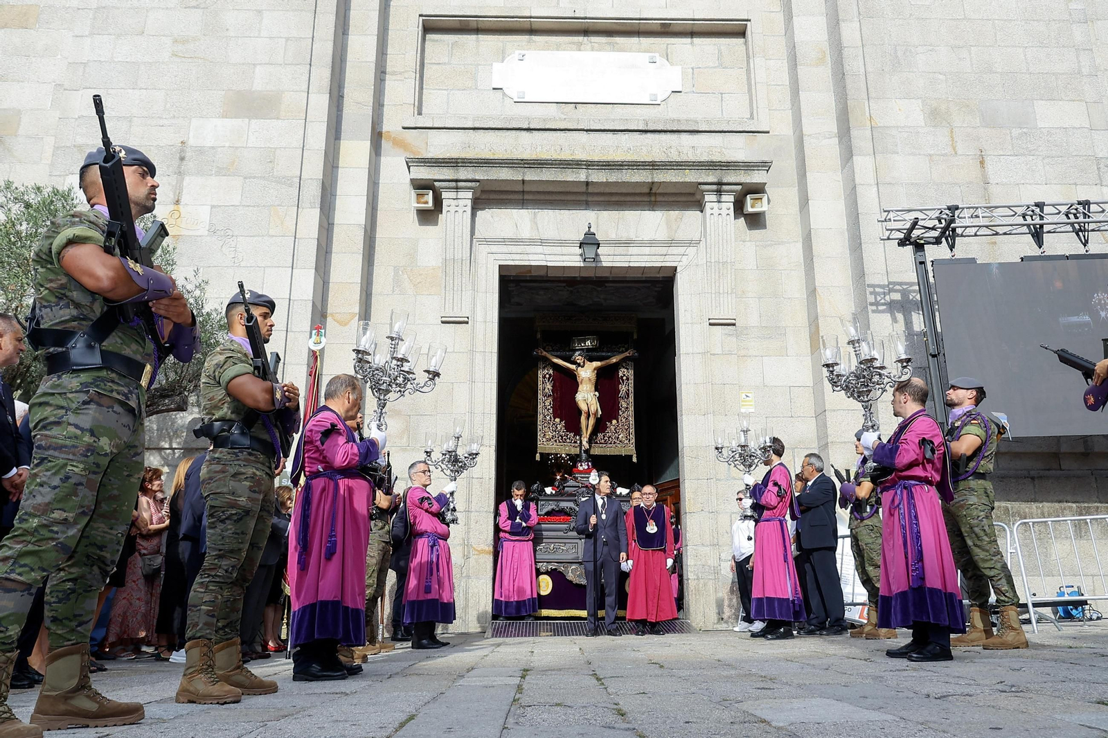 Galería | Misa por el Cristo da Victoria en Vigo y la concurrida procesión