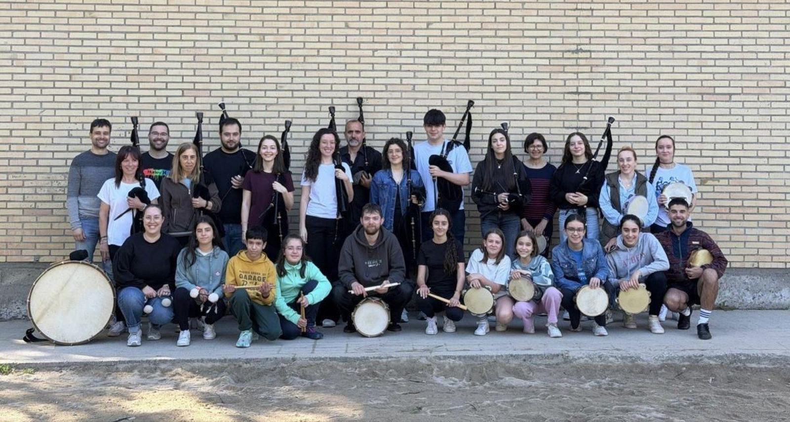 Algúns dos integrantes da Banda de Gaitas e Danzas do Irixo no local social onde ensaian