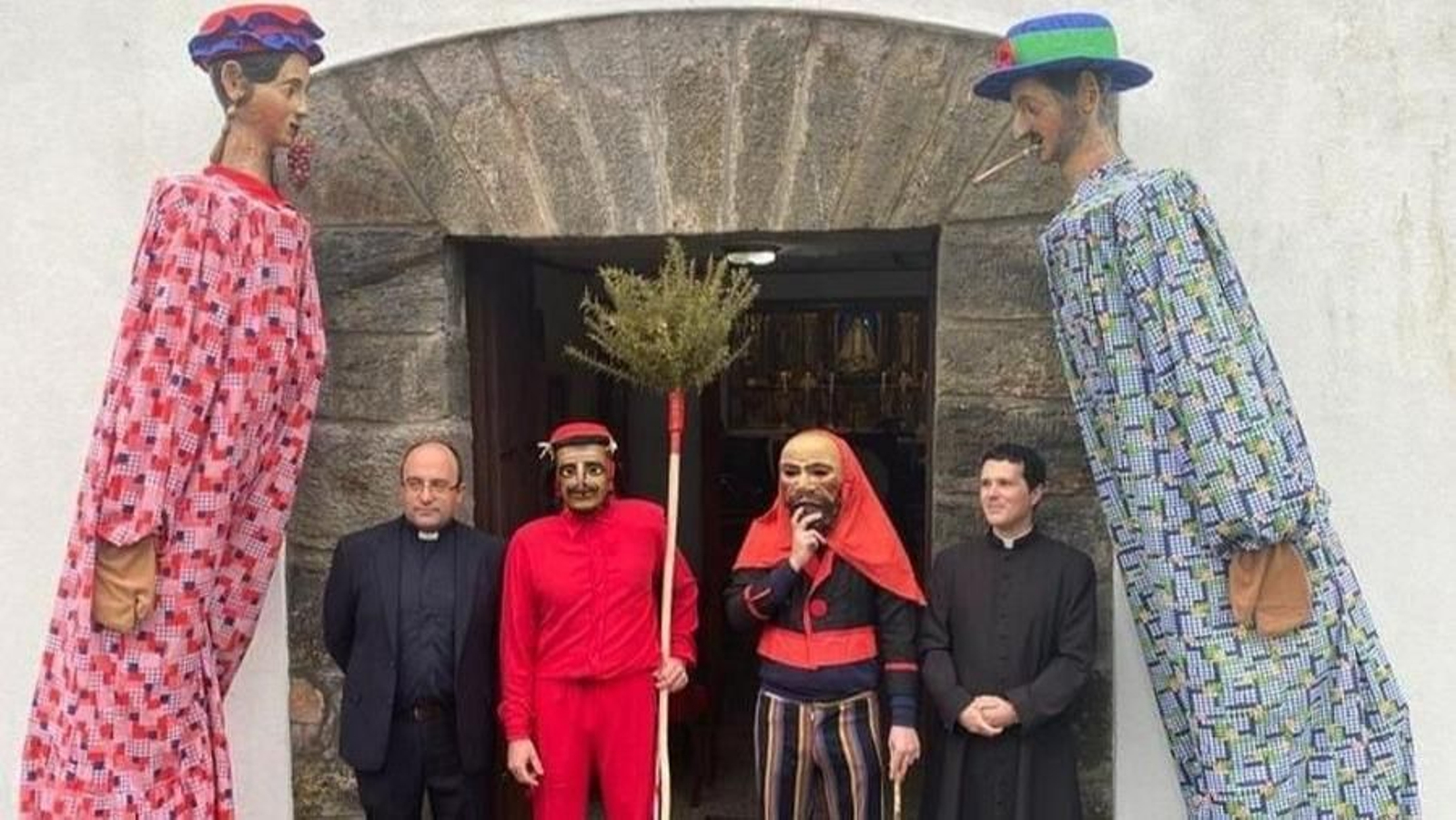 Momento del hermanamiento con los sacerdotes y sus figuras representativas.