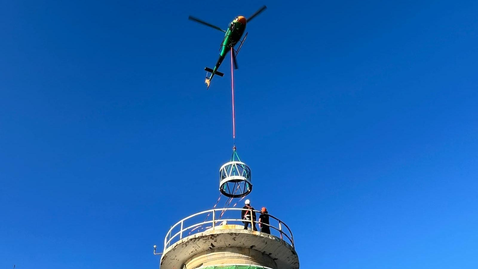Vídeo | El faro de Cíes estrena linterna tras una espectacular operación con helicóptero