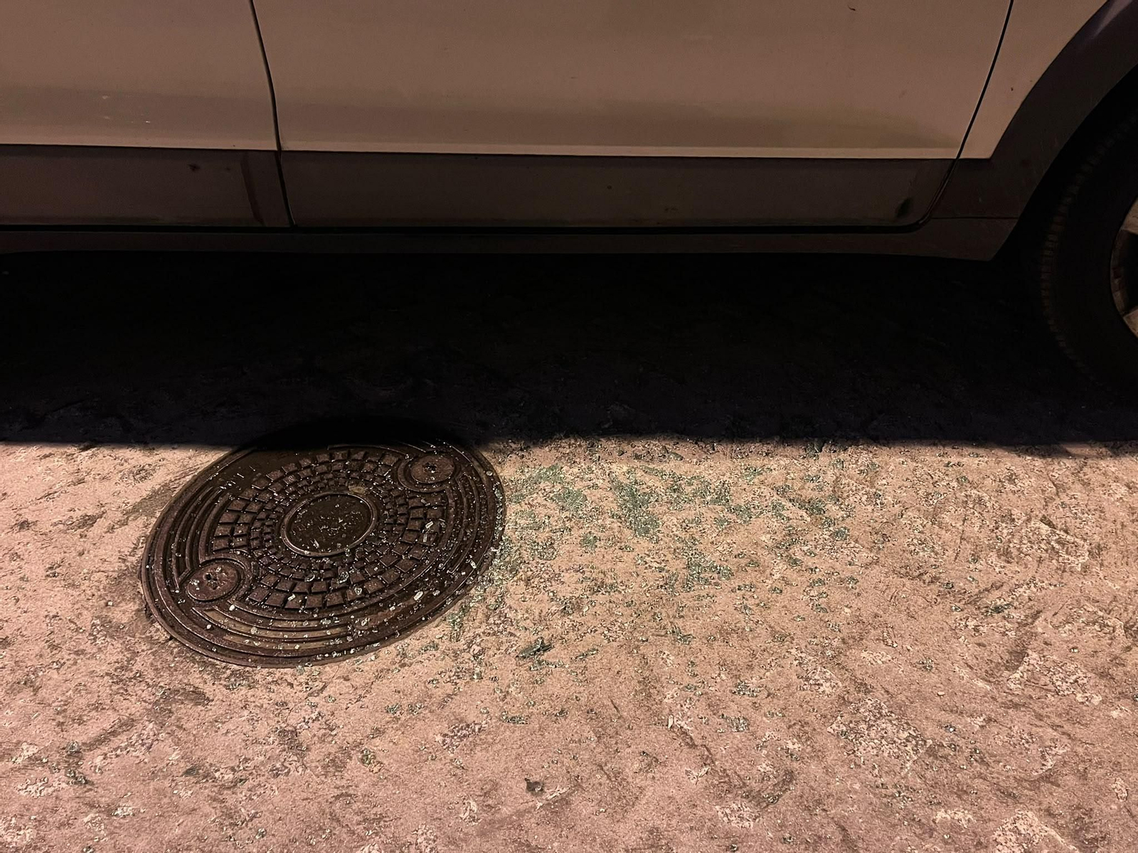 Cristales en el suelo resultado del impacto contra la ventanilla del coche.