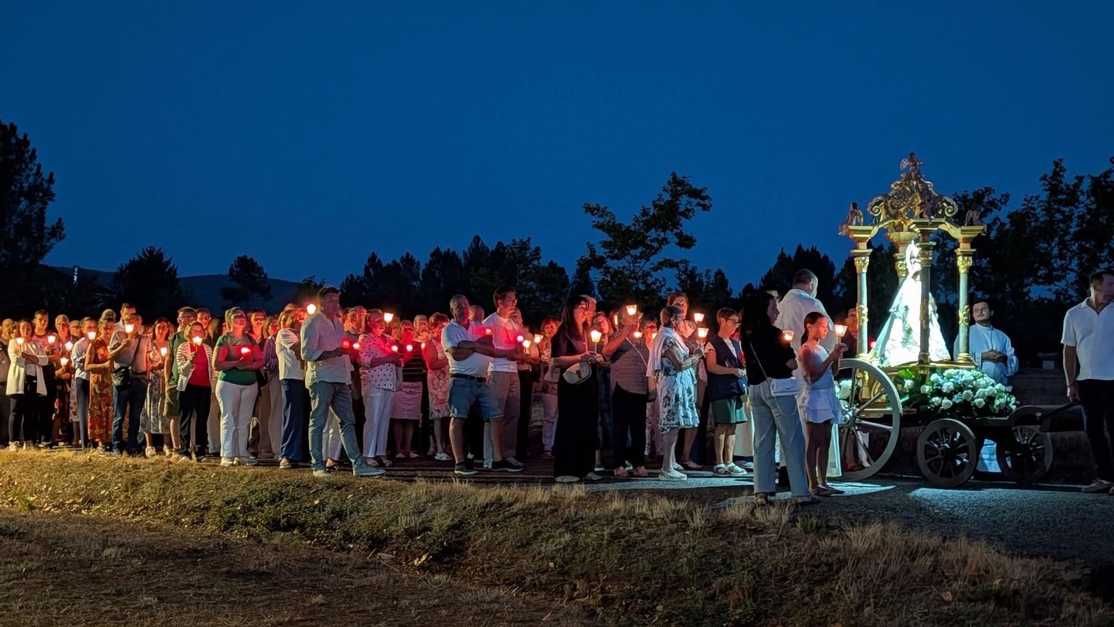Más de un centenar de fieles se dio cita en el Santuario de Vilamaior do Val con motivo del Rosario de Antorchas.