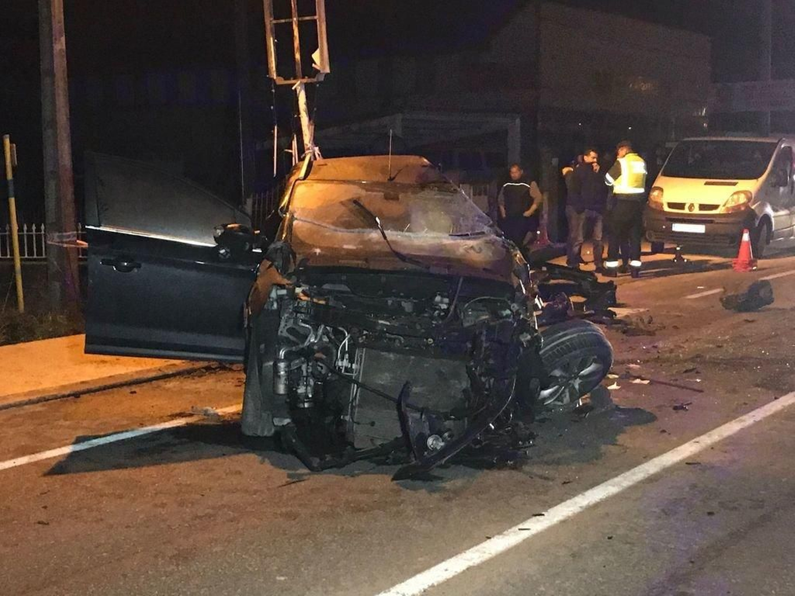 Estado en el que quedó el vehículo tras el brutal impacto contra un muro.