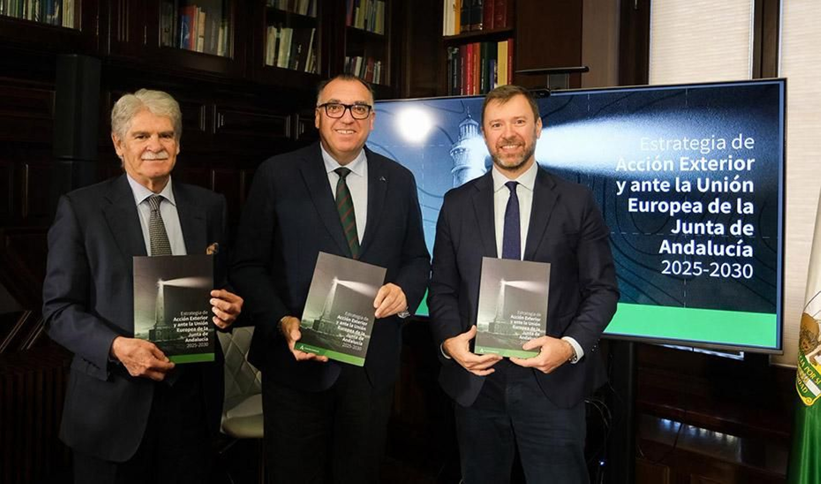 De izquierda a derecha, Alfonso Dastis, Arturo Bernal y Pablo Rupérez, durante la presentación de la Estrategia de Acción Exterior 2025 30