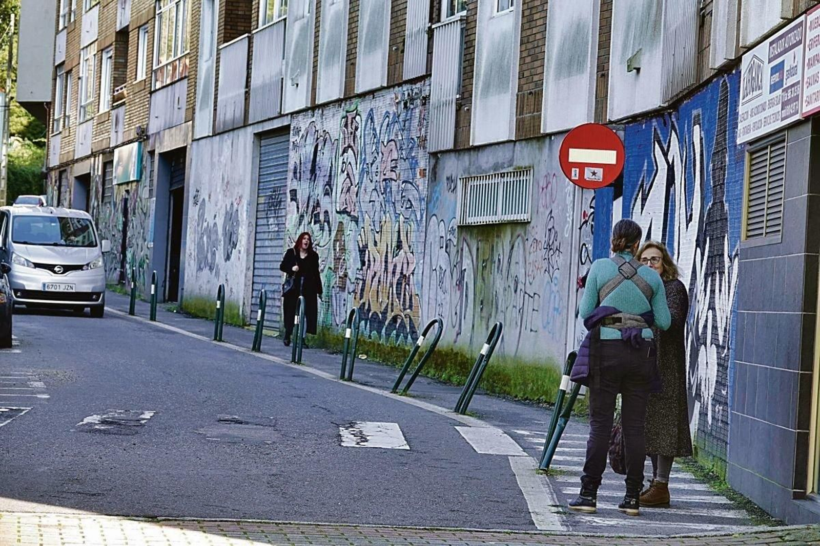 En la parte media de San Amaro se encuentra el mural colectivo de Autoscris, seguido por una serie de firmas elaboradas y más abajo, en blanco y azul, un homenaje al autor de hip ho, Sly, firmado por aley97.
