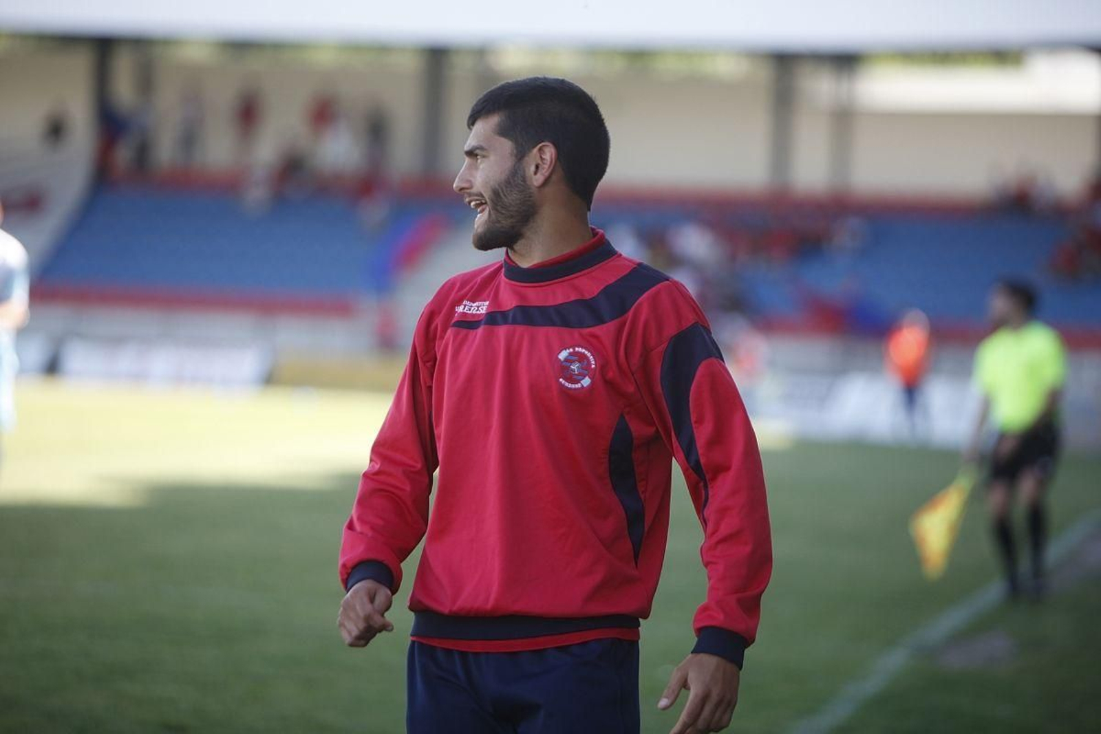 El técnico rojillo, Jorge de Dios, da instrucciones en la banda de O Couto. MIGUEL ÁNGEL