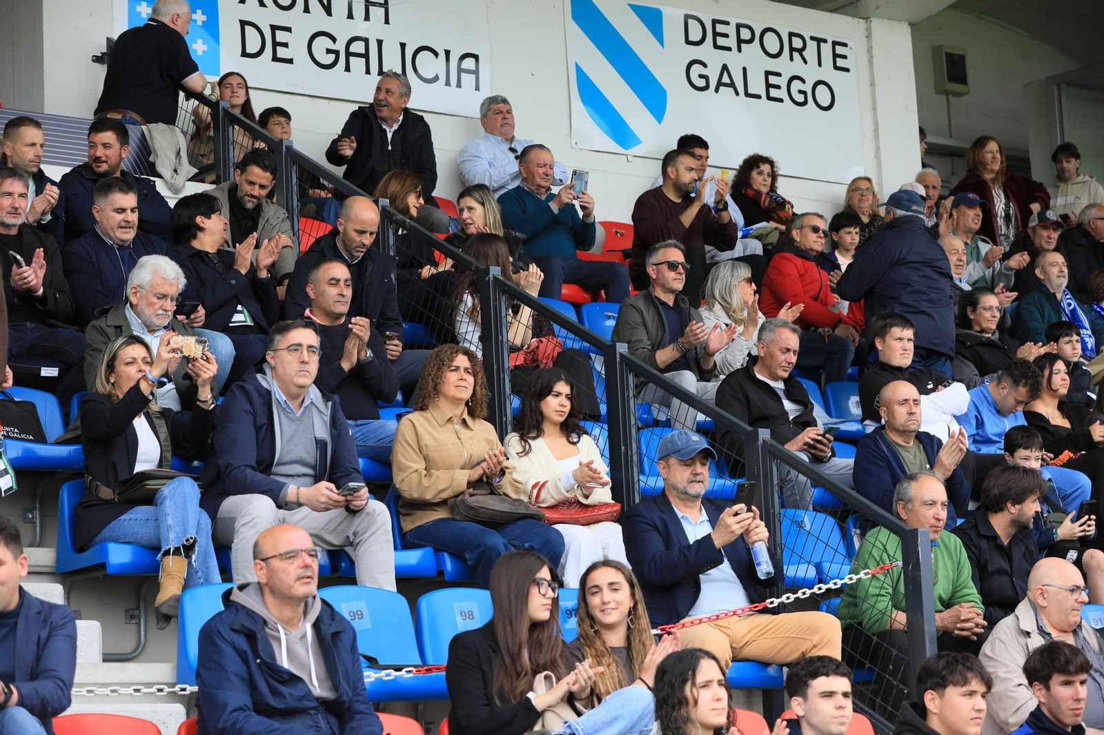 Galería |  Tarde triste en O Couto con el Ourense CF en descenso tras la derrota