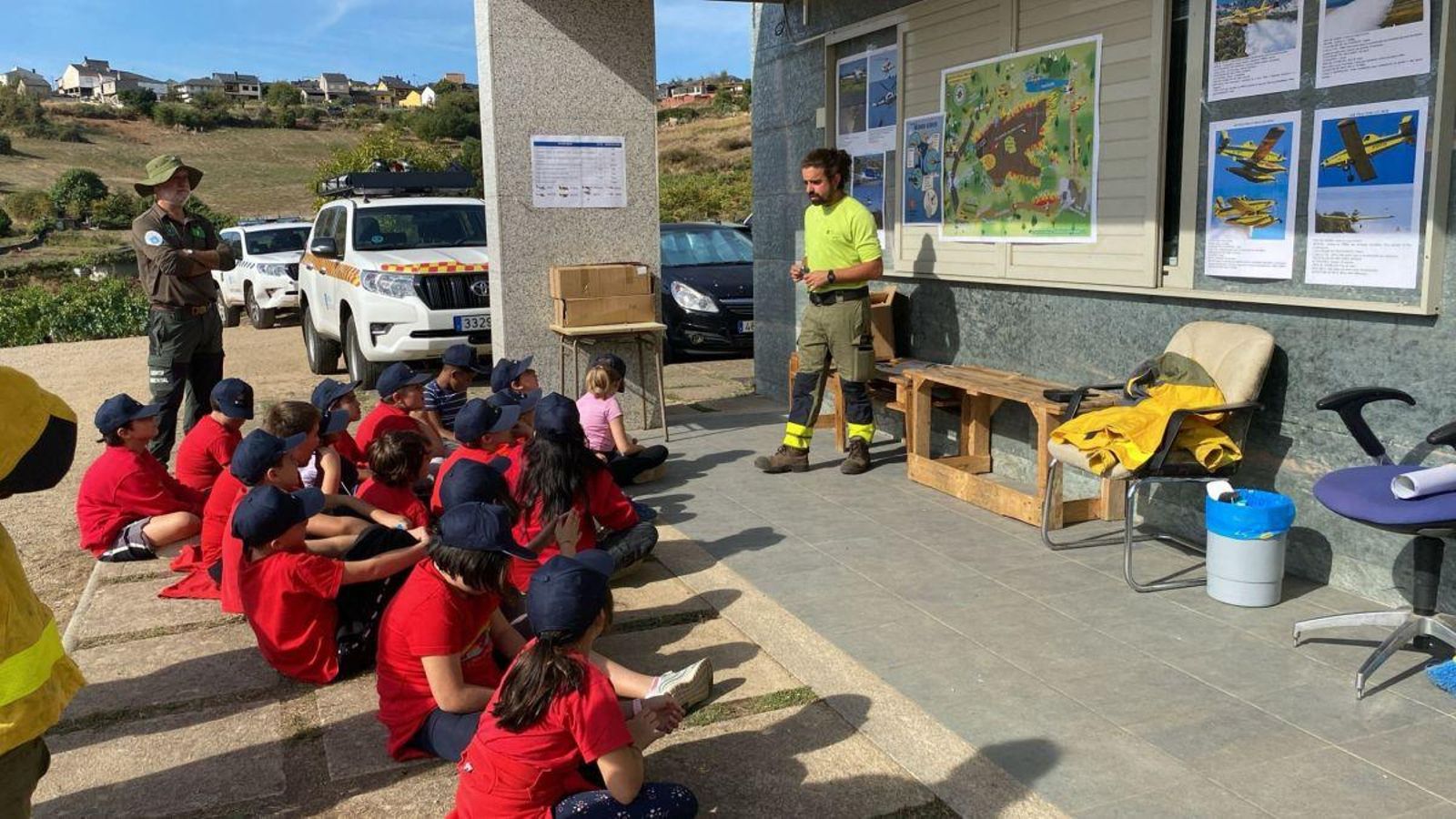 Estudiantes ourensanos atendiendo a un voluntario.