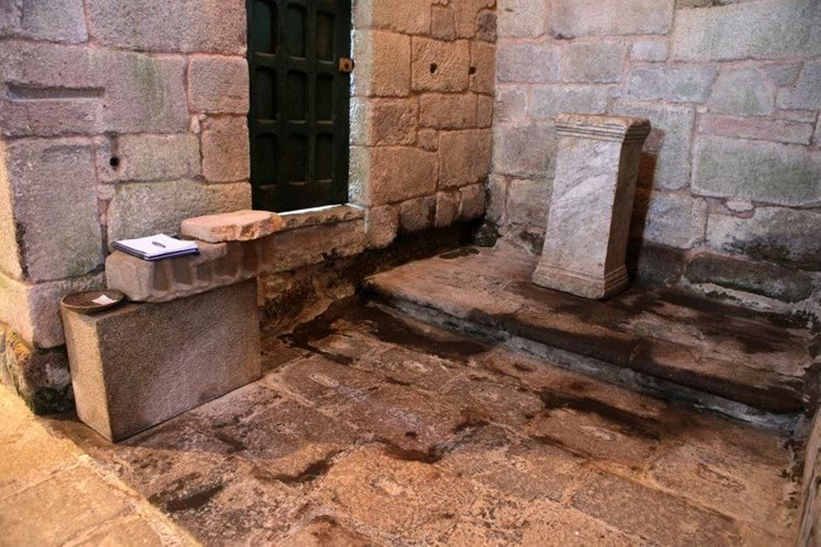 Los suelos y paredes del templo visigótico están afectados por la humedad (MARCOS ATRIO)
