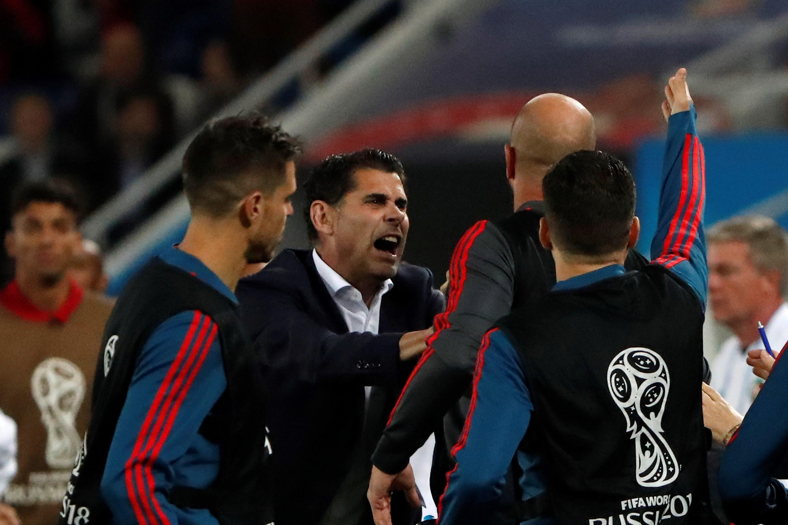 Hierro le pide calma a Reina en una tángana al final del choque.