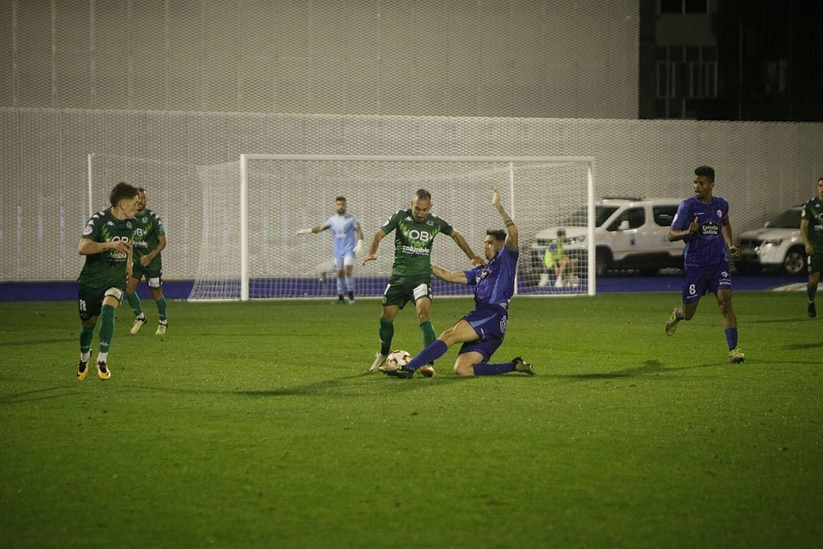 El verde David Ferreiro y Di Renzo, del Ourense CF, pungnan por el balón en O Couto.