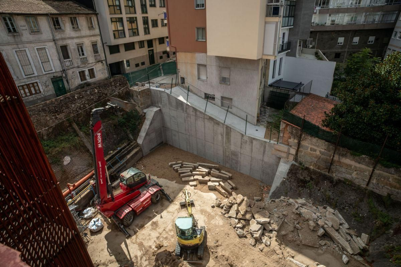 Así lucía ayer el patio en obras del colegio Cardenal Cisneros.