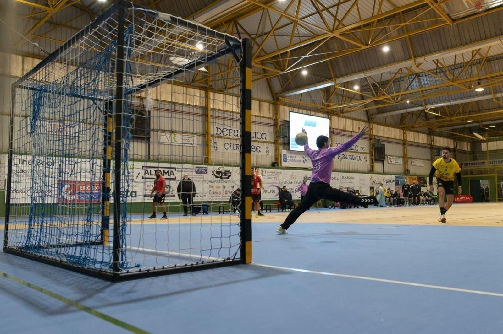 Pablo Gayoso, del Ribeiro, consigue un gol ante el Tejina.
