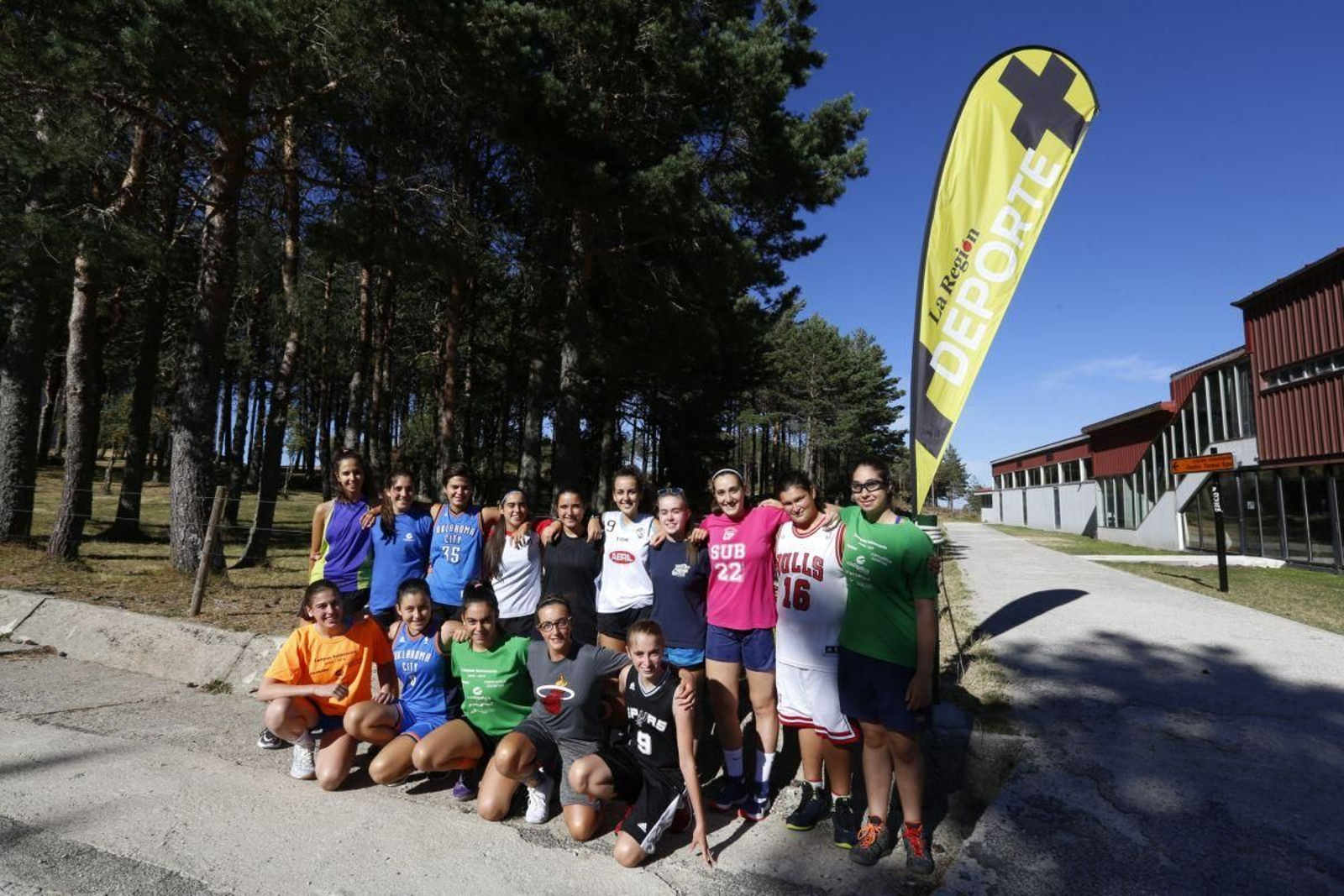 Integrantes del Club Carmelitas Vedruna, en una de las primeras ediciones de los Stage La Región Pretemporada Manzaneda.