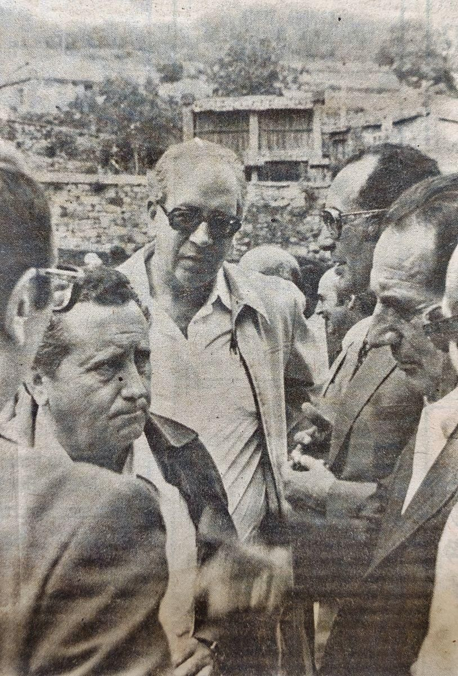En el centro de la imagen, Pío Cabanillas departe con Eulogio Gómez Franqueira.