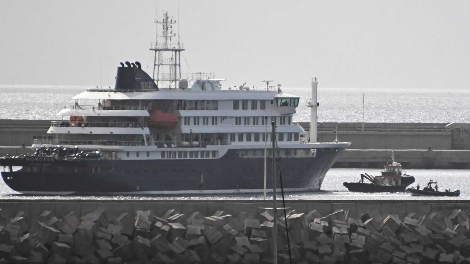 Varias personas abandonan el crucero MV Hondius, afectado por el hantavirus, en una lancha neumática en el puerto de Granadilla, en la isla de Tenerife
