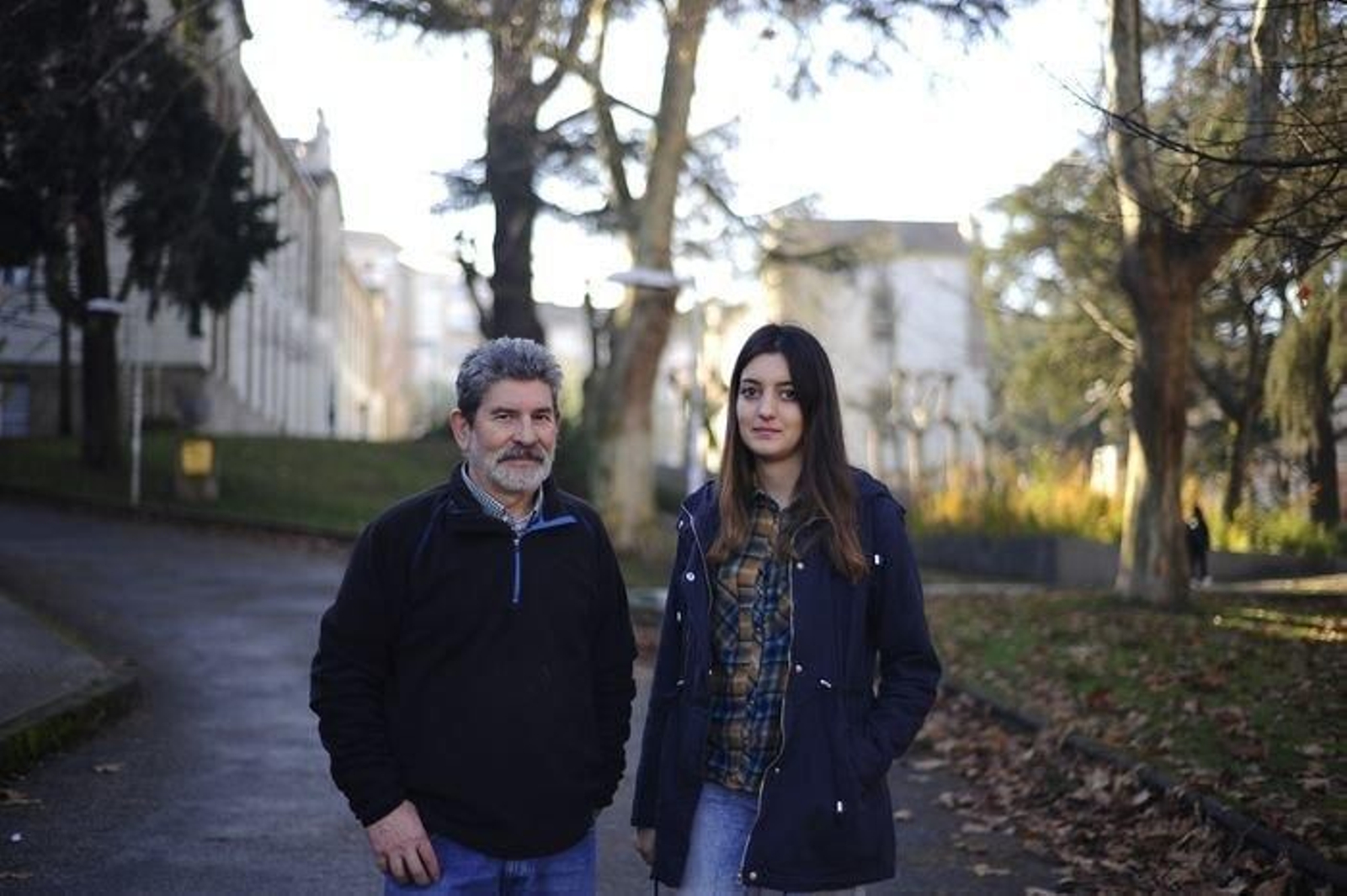José Manuel Teijeiro -jardinero- y Sara Rodríguez -ayudante.
