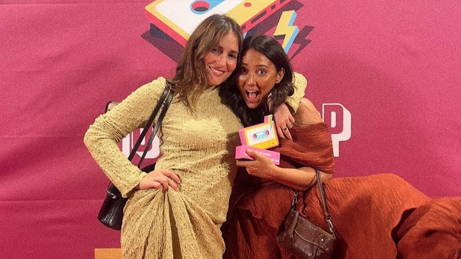 Carla Lourdes (derecha), con Marilia Monzón, en la entrega de premios.