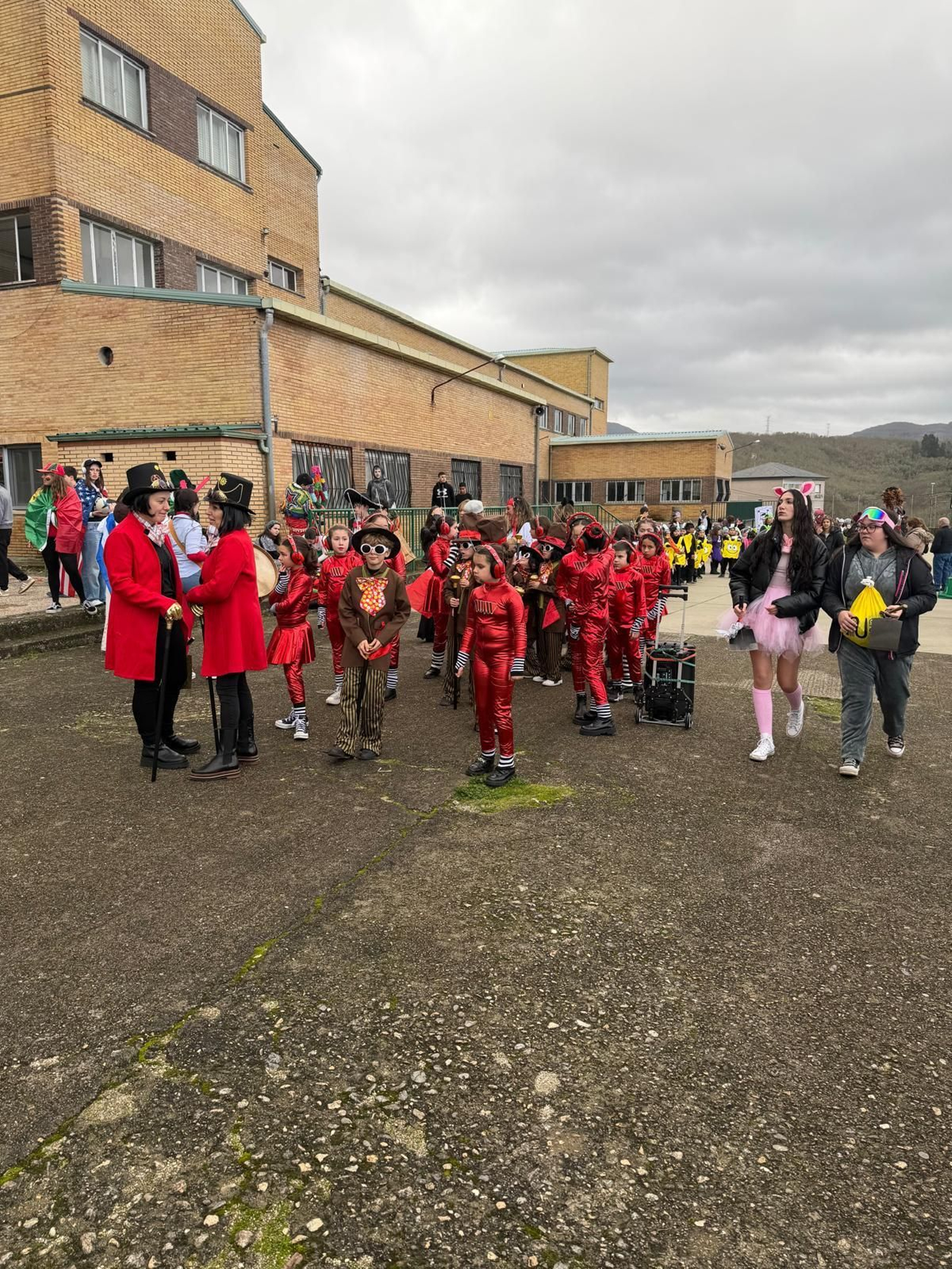 Galería | Los niños llenan de color las calles de Viana do Bolo por el Día de Comadres y Compadres