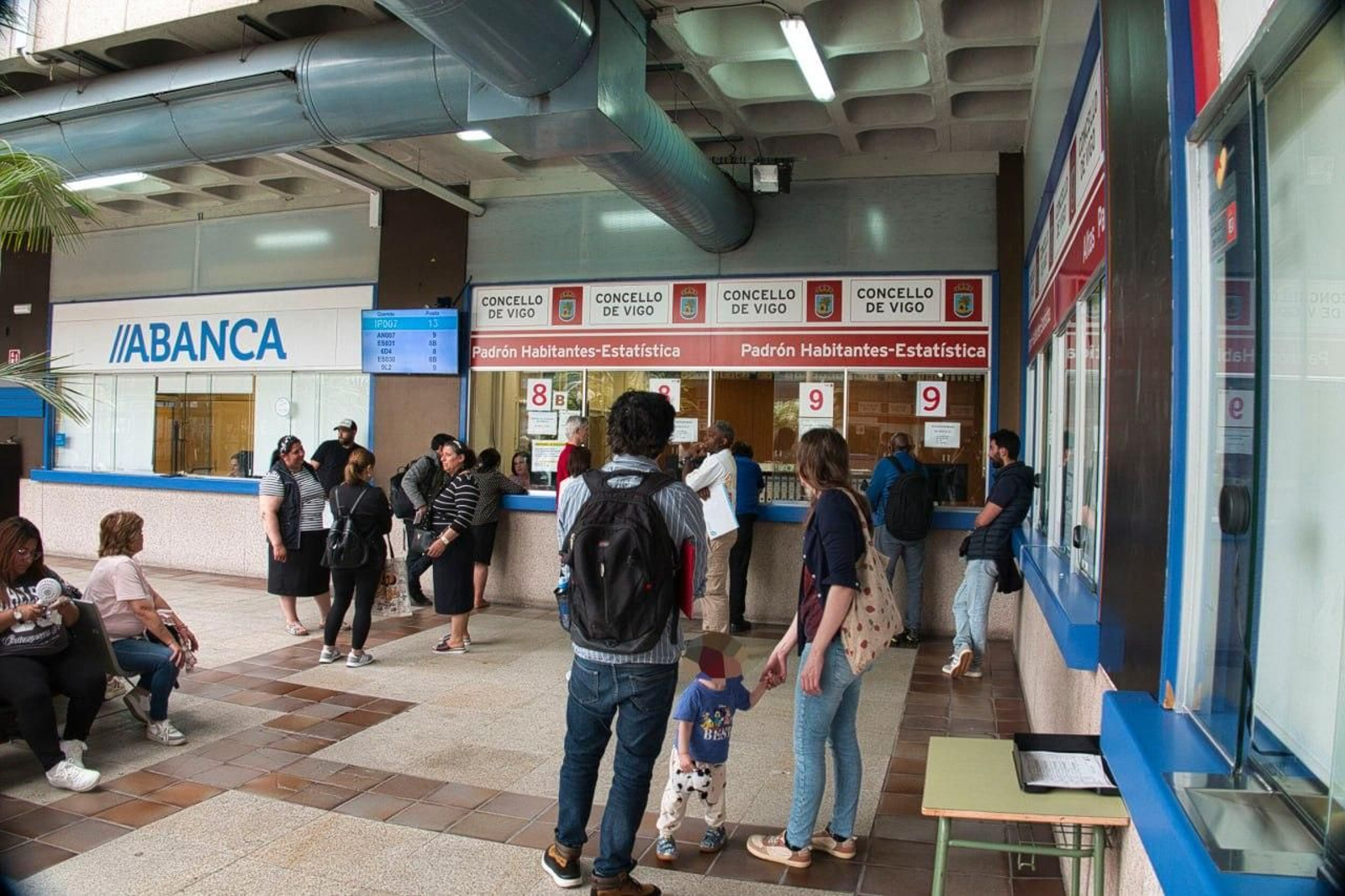 Esperando turno ante la oficina censal de Vigo