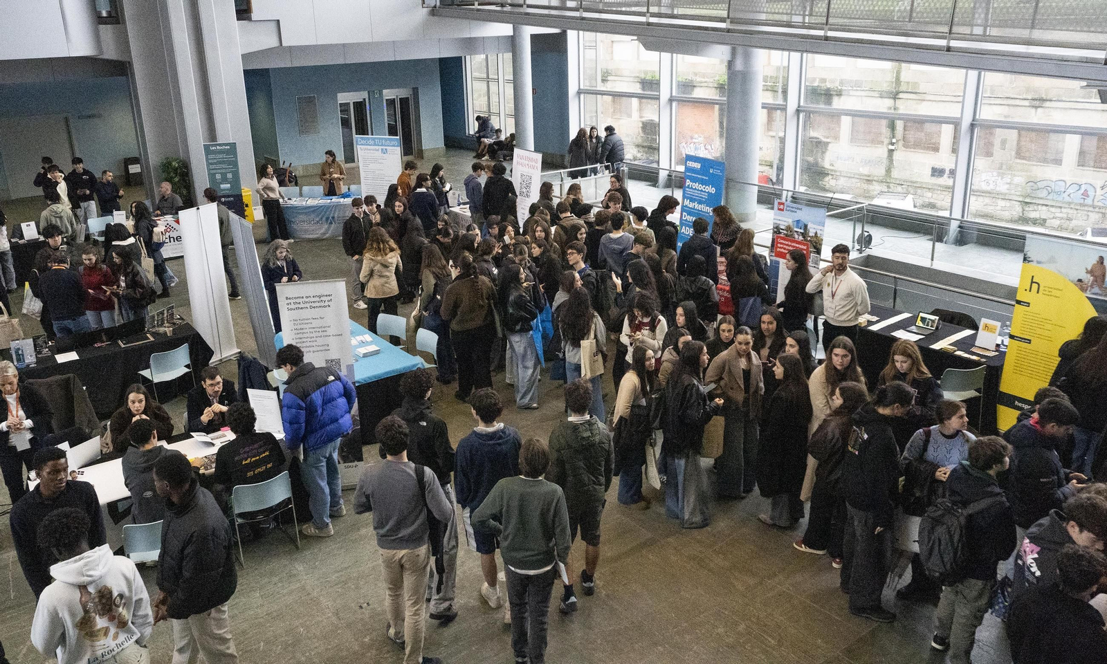 Miles de estudiantes de Vigo y provincia pasaron por el hall del Mar de Vigo para conocer las diferentes universidades.