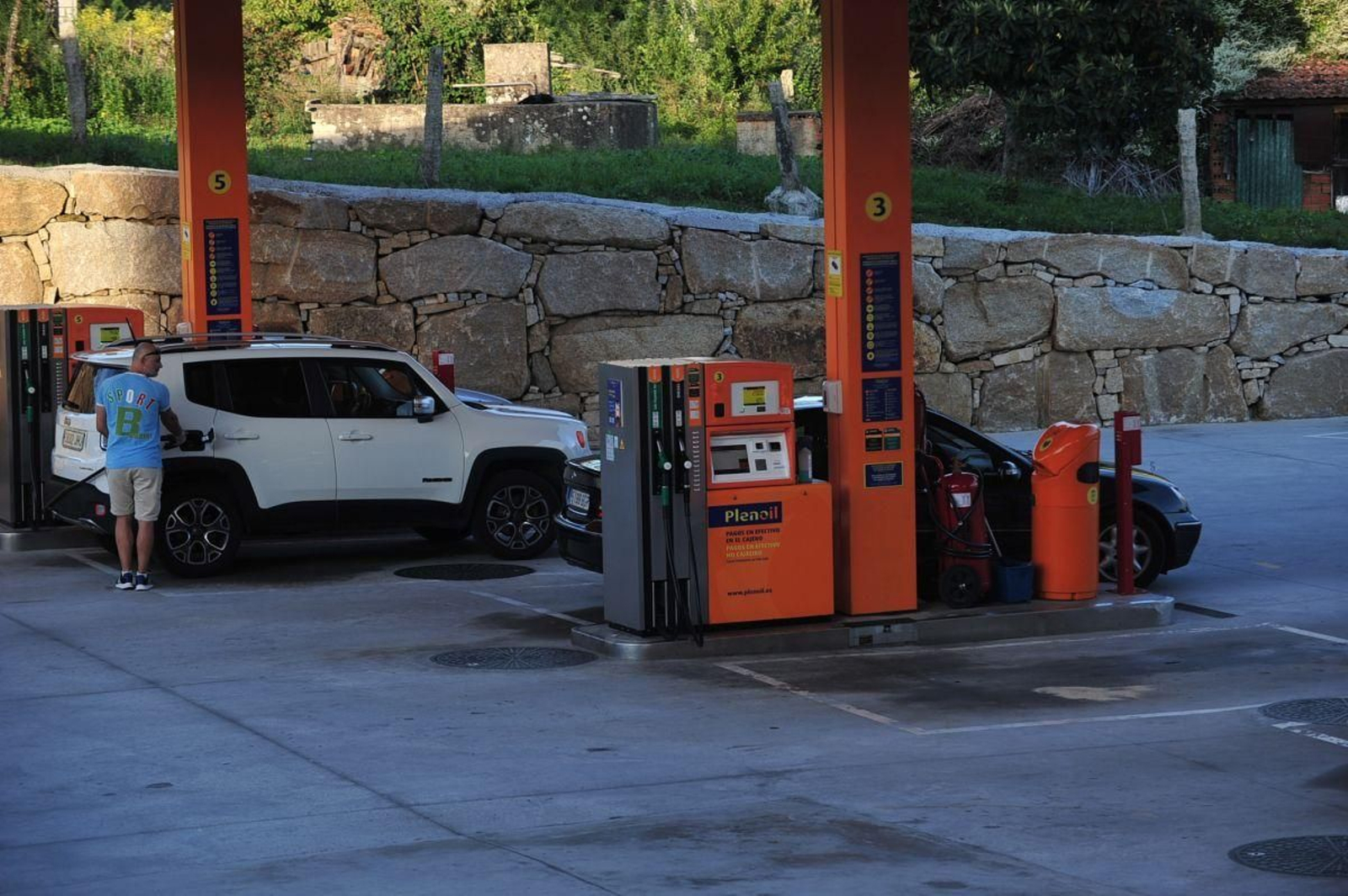 Un usuario reposta en una gasolinera de la ciudad este sábado.  JOSÉ PAZ