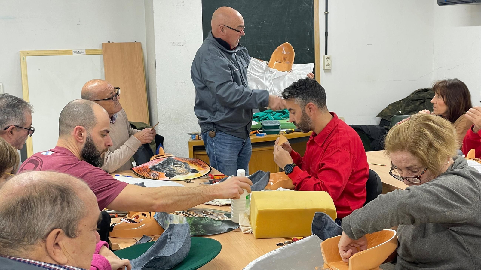 O mestre artesán Álvaro Ferreira -de pé- nunha aula de elaboración da careta.
