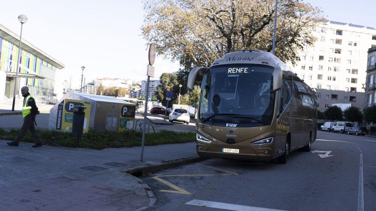 Un autobús de Renfe, ayer en Guixar para transportar pasajeros a Ourense