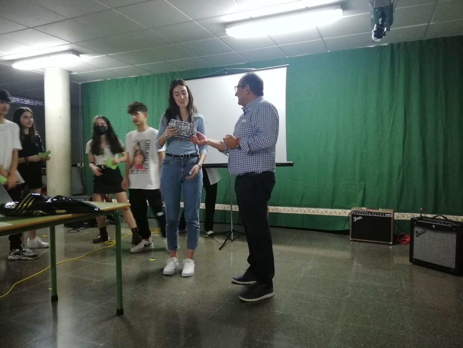 O director do centro, José Luis Salgado, dálle un agasallo a Esther Esthévez.