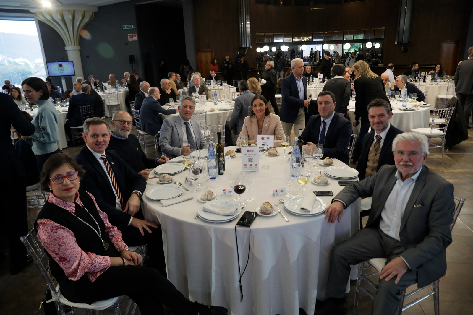 RÍO MIÑO: Reyes Maroto, ponente del Foro La Región, ministra de Industria, Turismo y Comercio del Gobierno de España y candidata a la alcaldía de Madrid; Valentín González Formoso, alcalde de As Pontes de García Rodríguez, presidente de la Diputación de A Coruña, secretario xeral del PSdeG-PSOE y presentador de Maroto; Óscar Outeiriño, presidente-editor de La Región; Elvira Lama, alcaldesa de Xinzo de Limia; José Miñones, delegado del Gobierno en Galicia; Francisco Rodríguez, candidato a la alcaldía de Ourense por el PSOE; Xosé Pastoriza, director de La Región, y Rosendo Fernández, vicepresidente de la Diputación de Ourense. (JOSÉ PAZ)