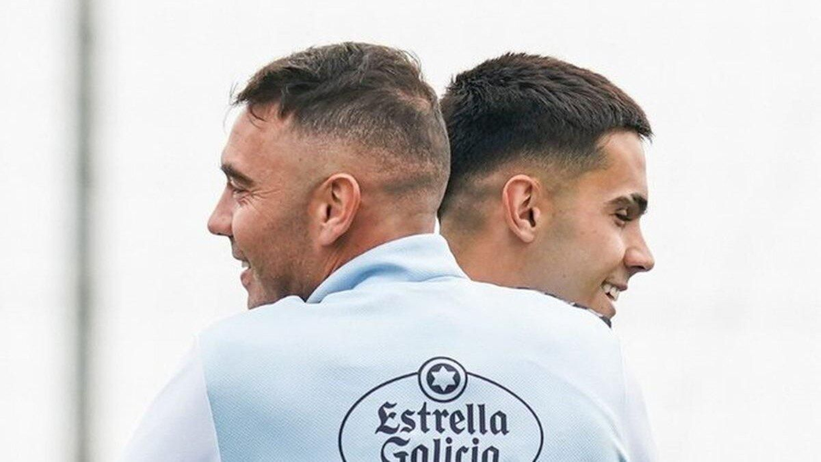 Aspas y Sotelo se abrazan durante un entrenamiento.