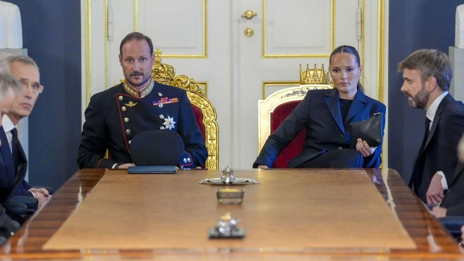 El rey Haakon VIII y la princesa Ingrid Alexandra presiden un Consejo de Estado extraordinario tras la muerte de Harald V.