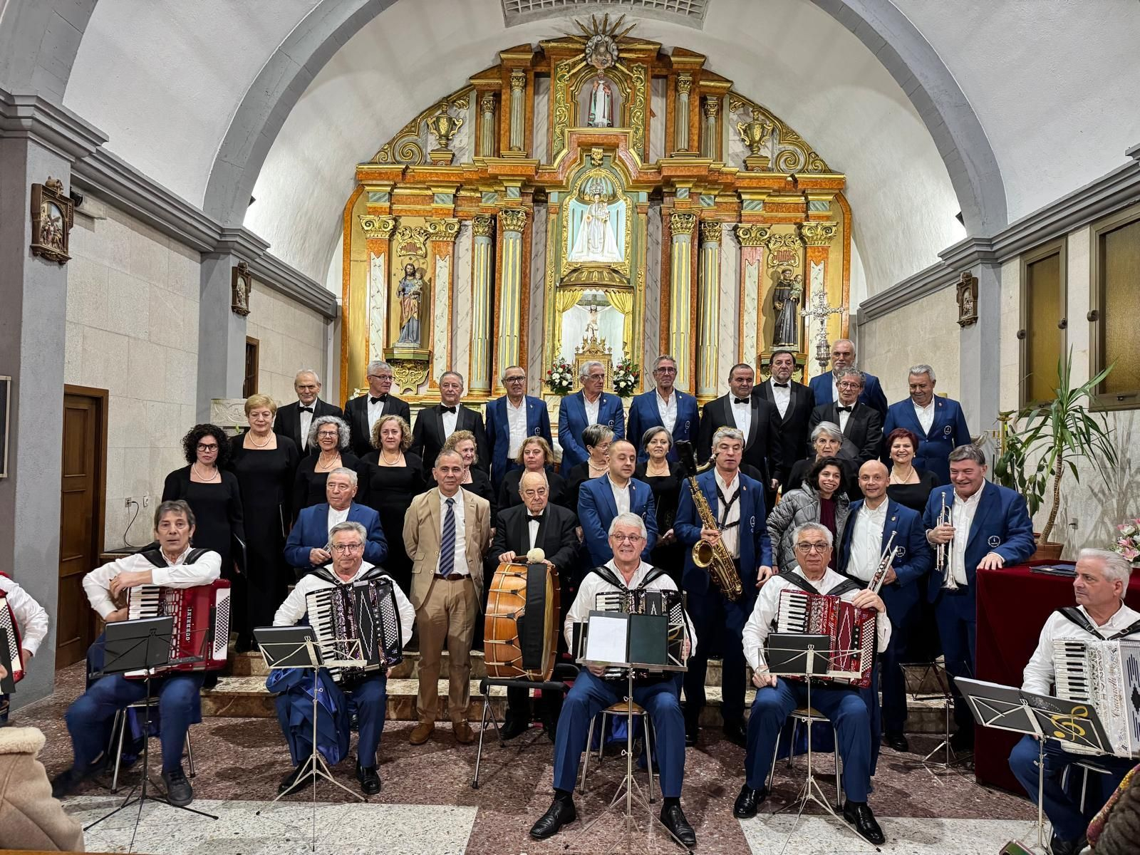 A Coral Albricias e Os do Fuelle na Igrexa da Nosa Señora das Neves.