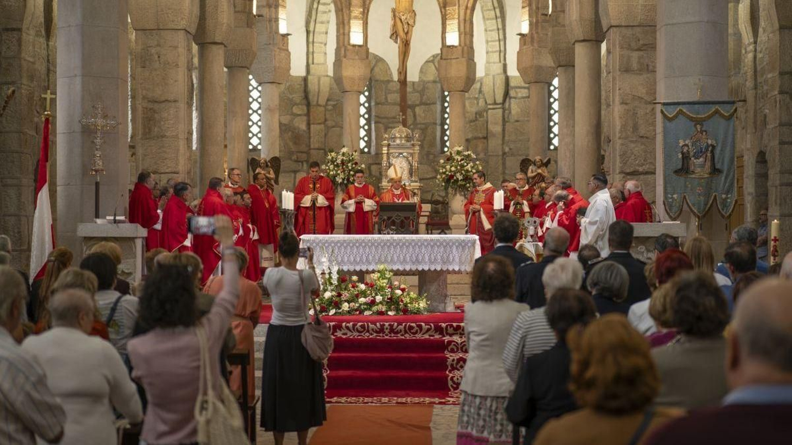 El obispo de Ourense anunció el año jubilar al final de la misa en el templo de la Veracruz.