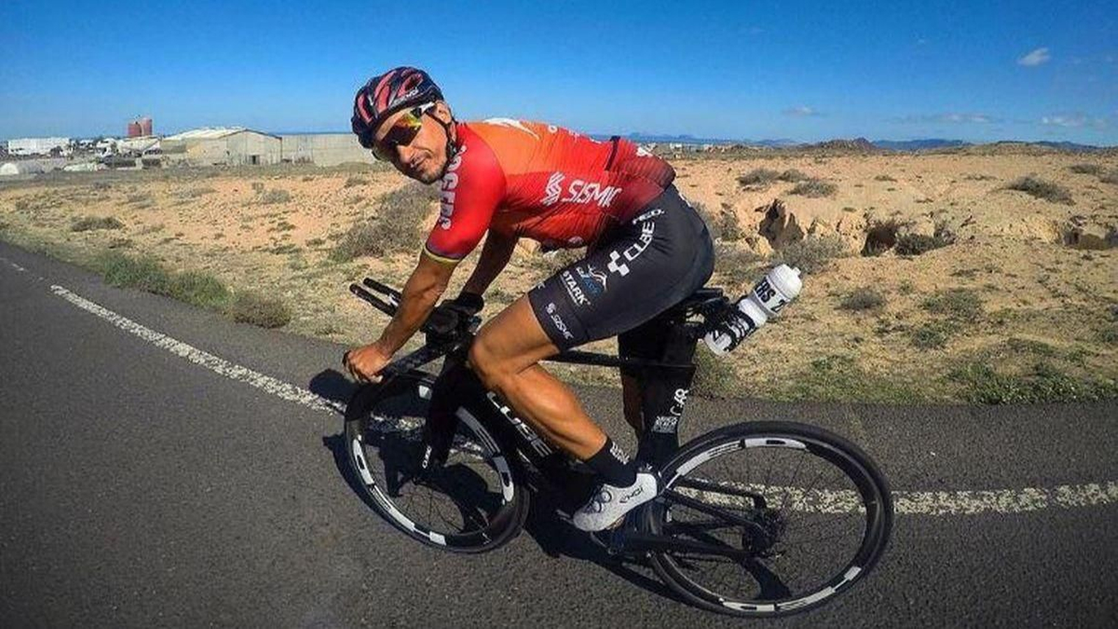 El deportista gallego Iván Raña, durante una sesión de entrenamiento en bicicleta.