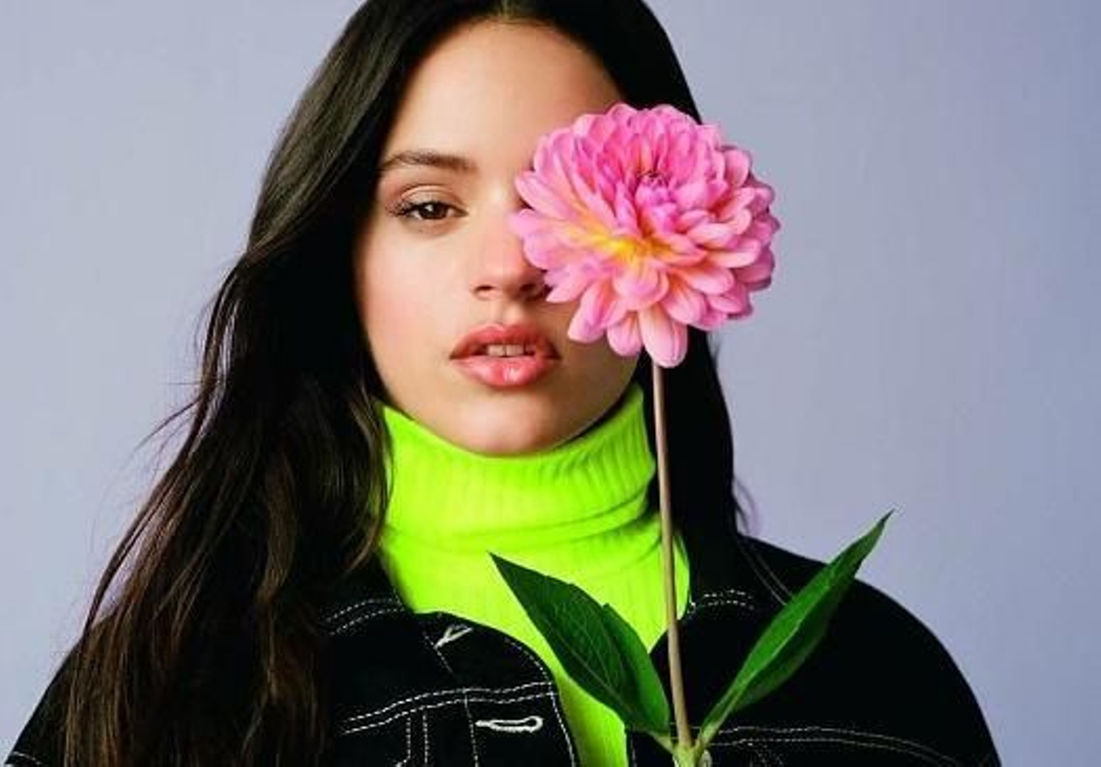 Imagen promocional de la nueva línea de Rosalía para la marca Pull&Bear.