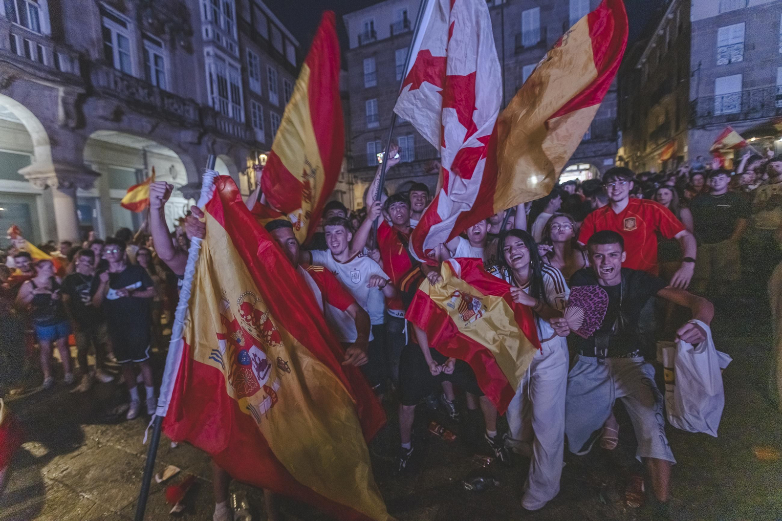 Galería | Camisetas, banderas y las calles de Ourense llenas de emoción por ver a España jugar los cuartos de final, en fotos