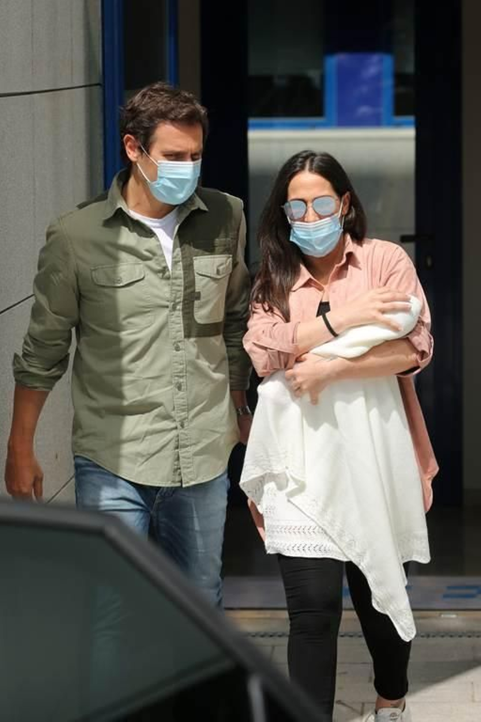 Malú y Albert Rivera reciben el alta médica tras el nacimiento de su hija Lucía 13